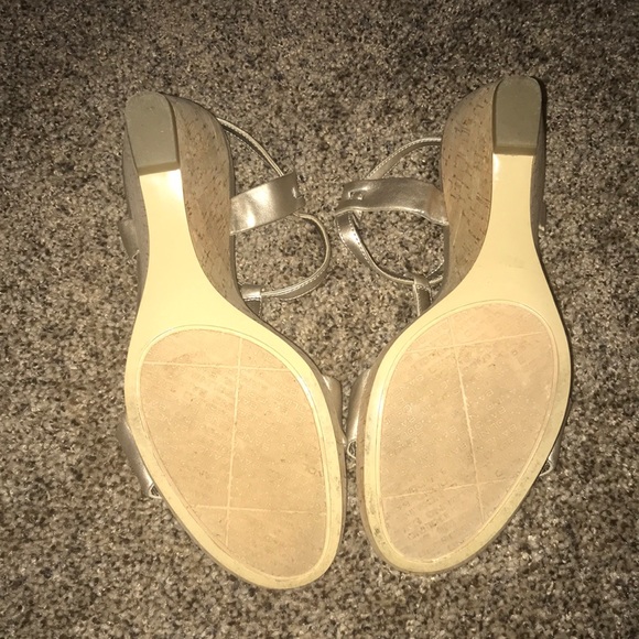 Gold and cork wedge sandal - Picture 2 of 4